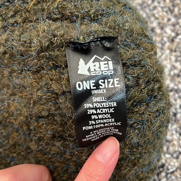 REI green and blue Pom Pom winter hat one size - Picture 5 of 5
